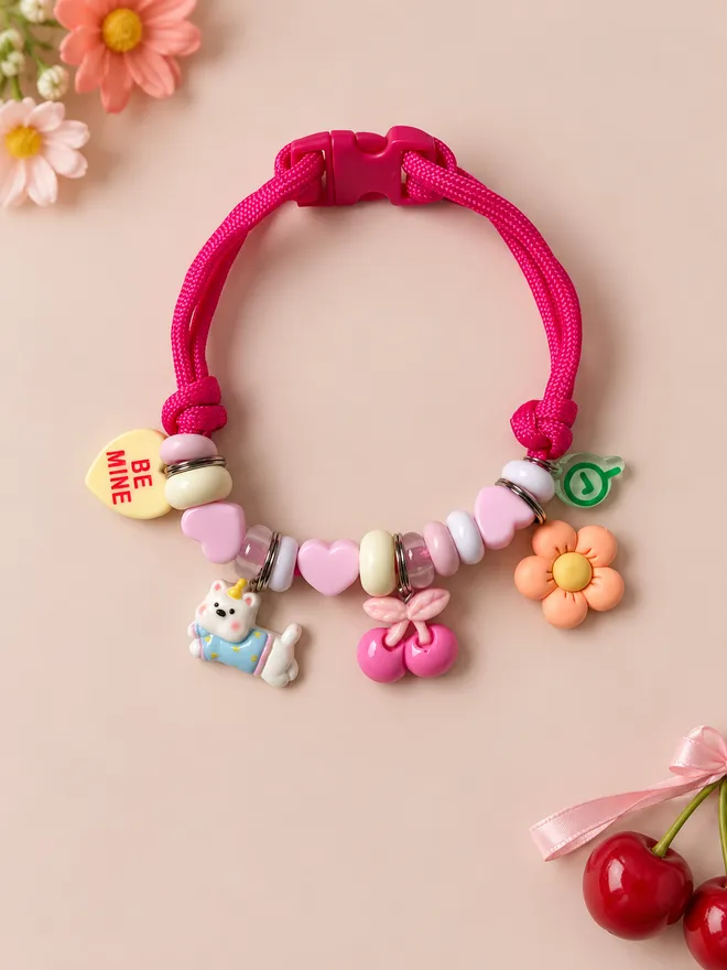Colar rosa com cerejas montado com charms