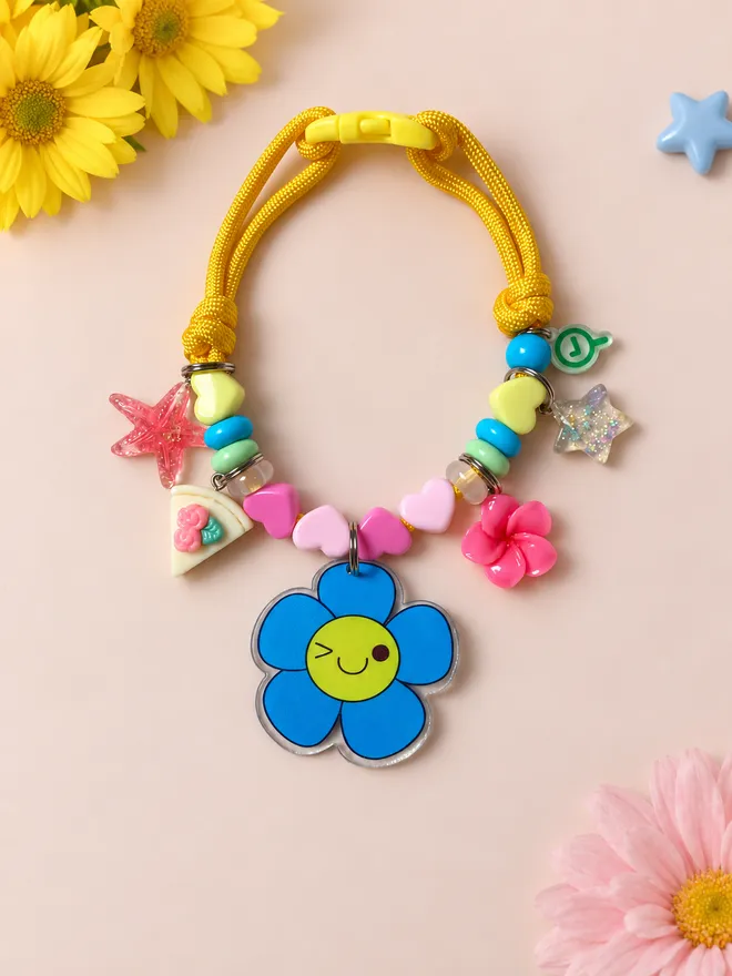 Colar amarelo com flores montado com charms