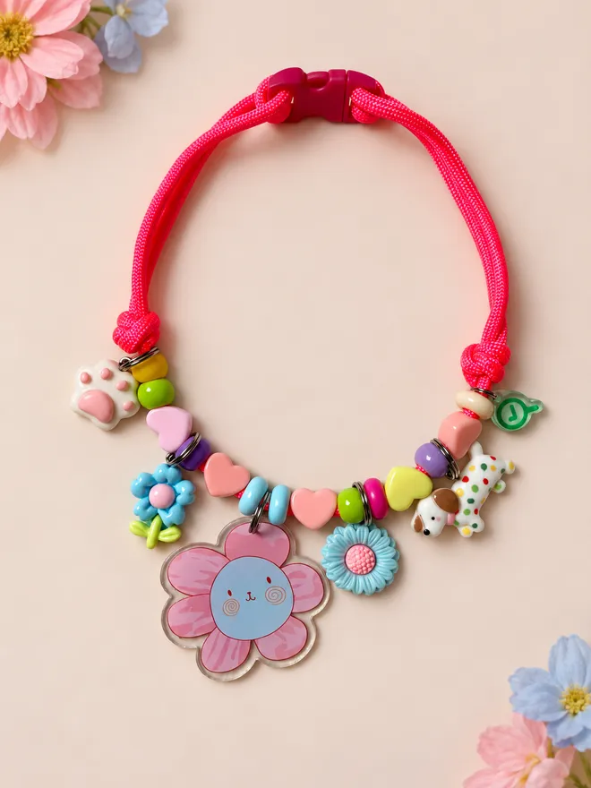 Colar coral com flores e patinhas montado com charms