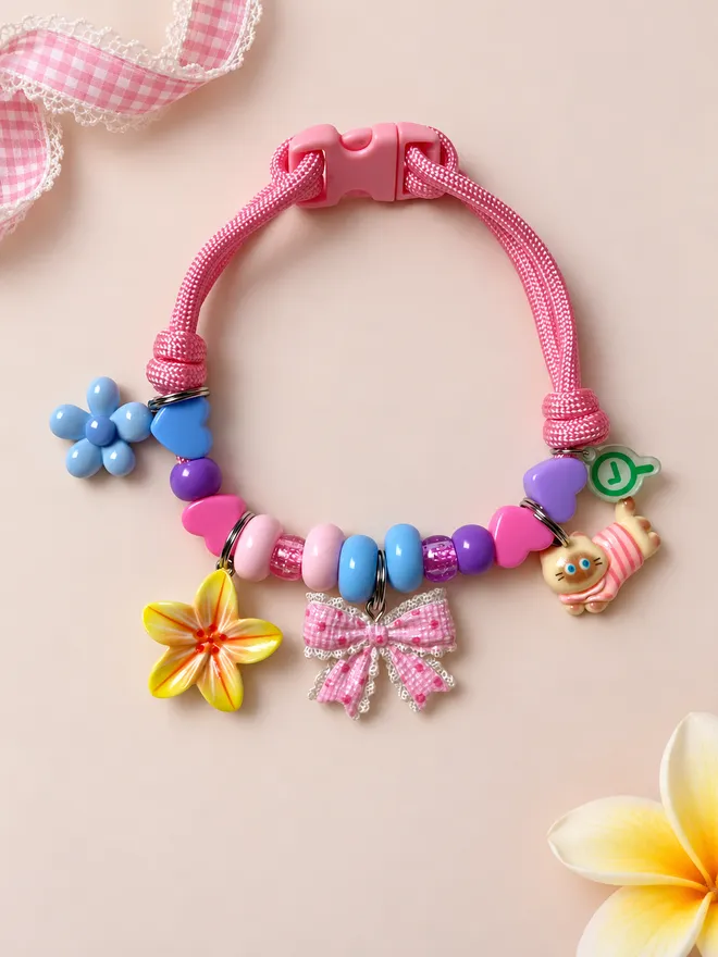 Colar rosa com laço e gatinho montado com charms