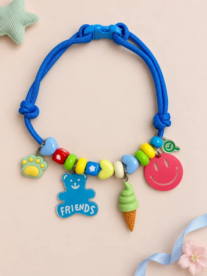 Colar azul friends montado com charms
