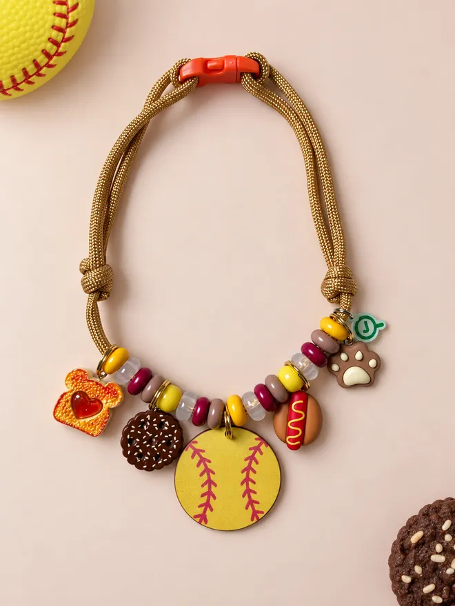 Colar dourado com bola e lanches montado com charms