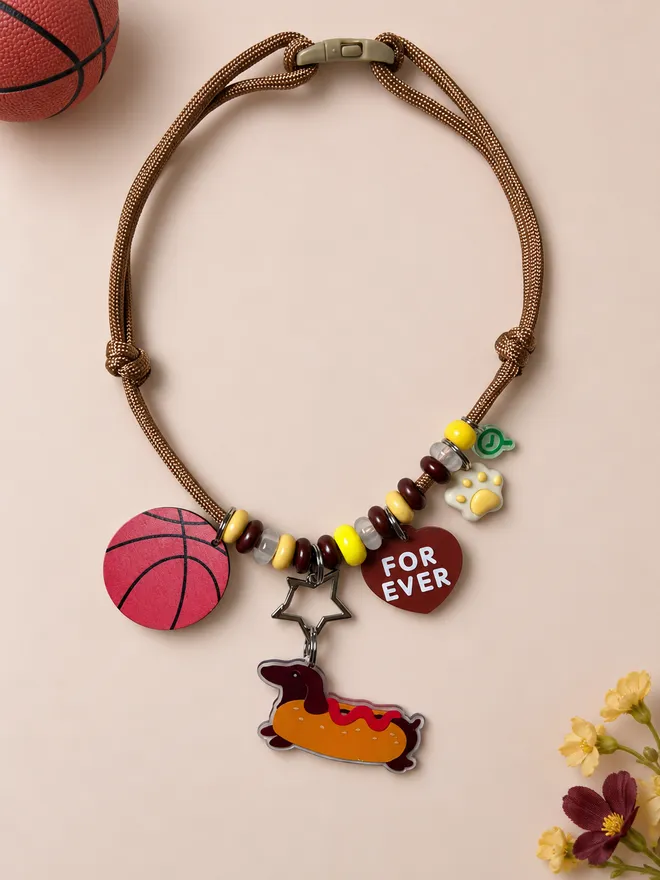 Colar marrom esporte montado com charms