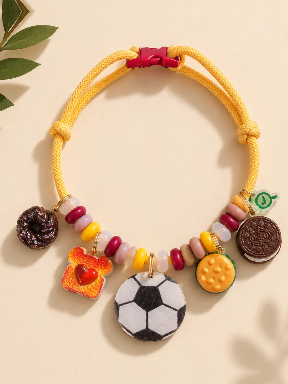 Colar amarelo com donut, torrada, bola de futebol, hambúrguer e biscoito