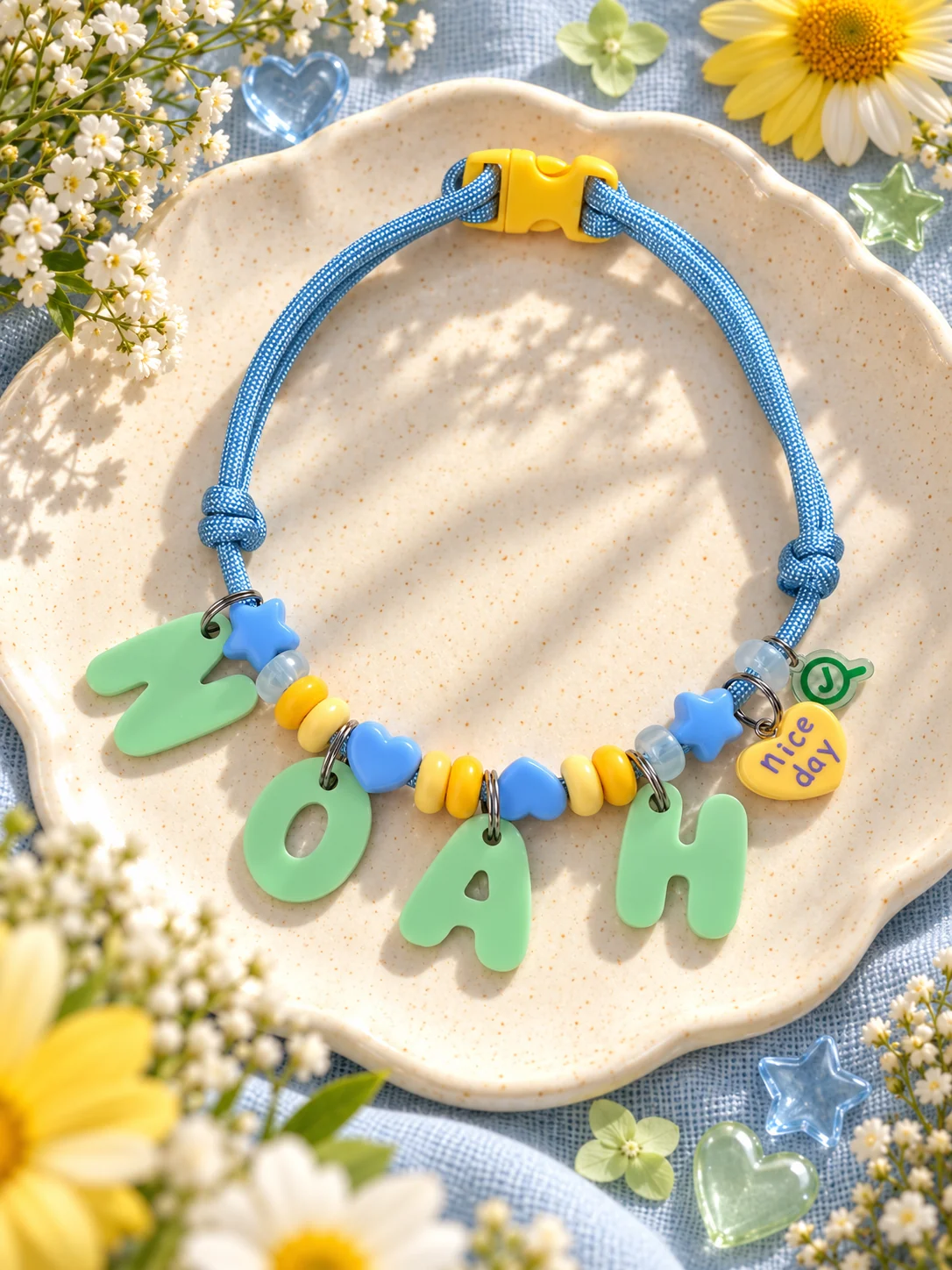 Colar azul claro com as letras NOAH e coração nice day