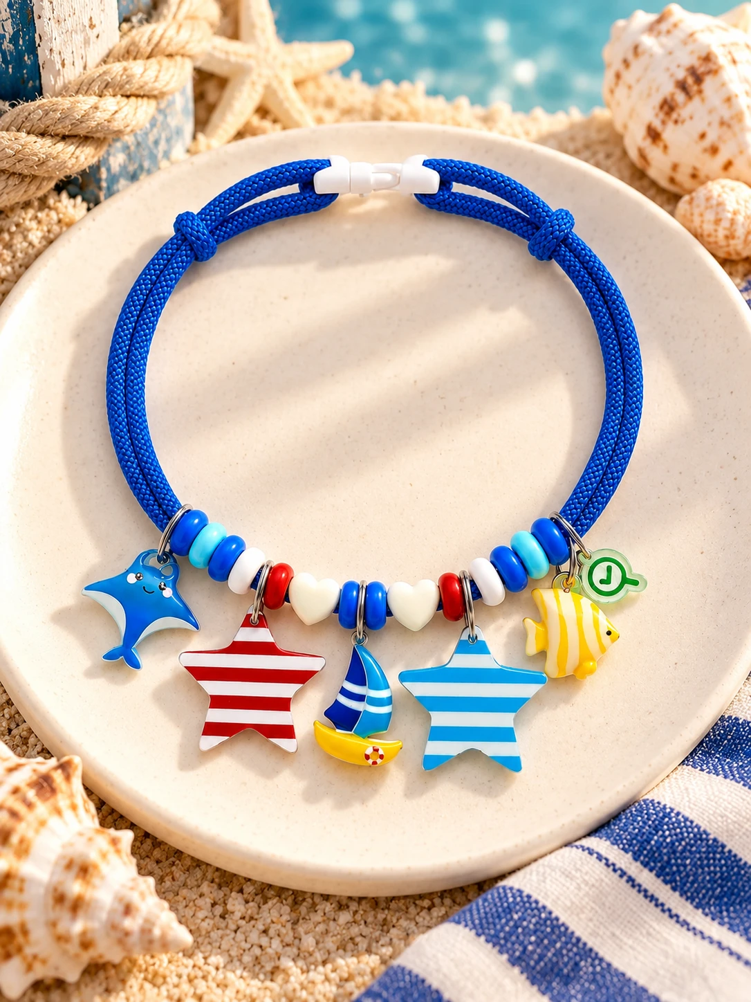 Colar azul royal náutico com arraia, estrelas listradas, barco e peixe