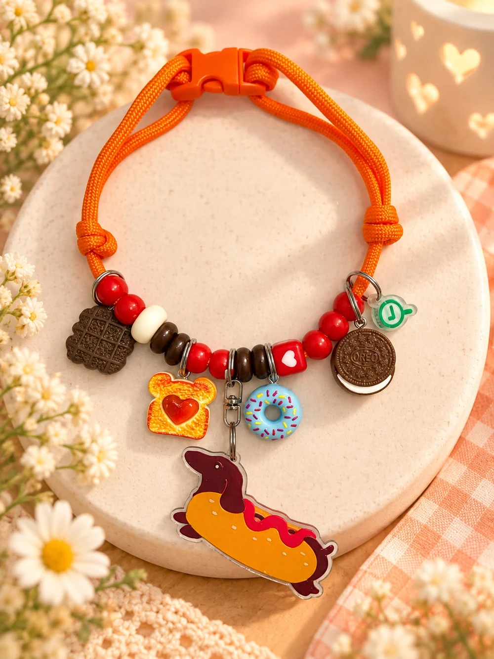 Colar laranja com doces montado com charms
